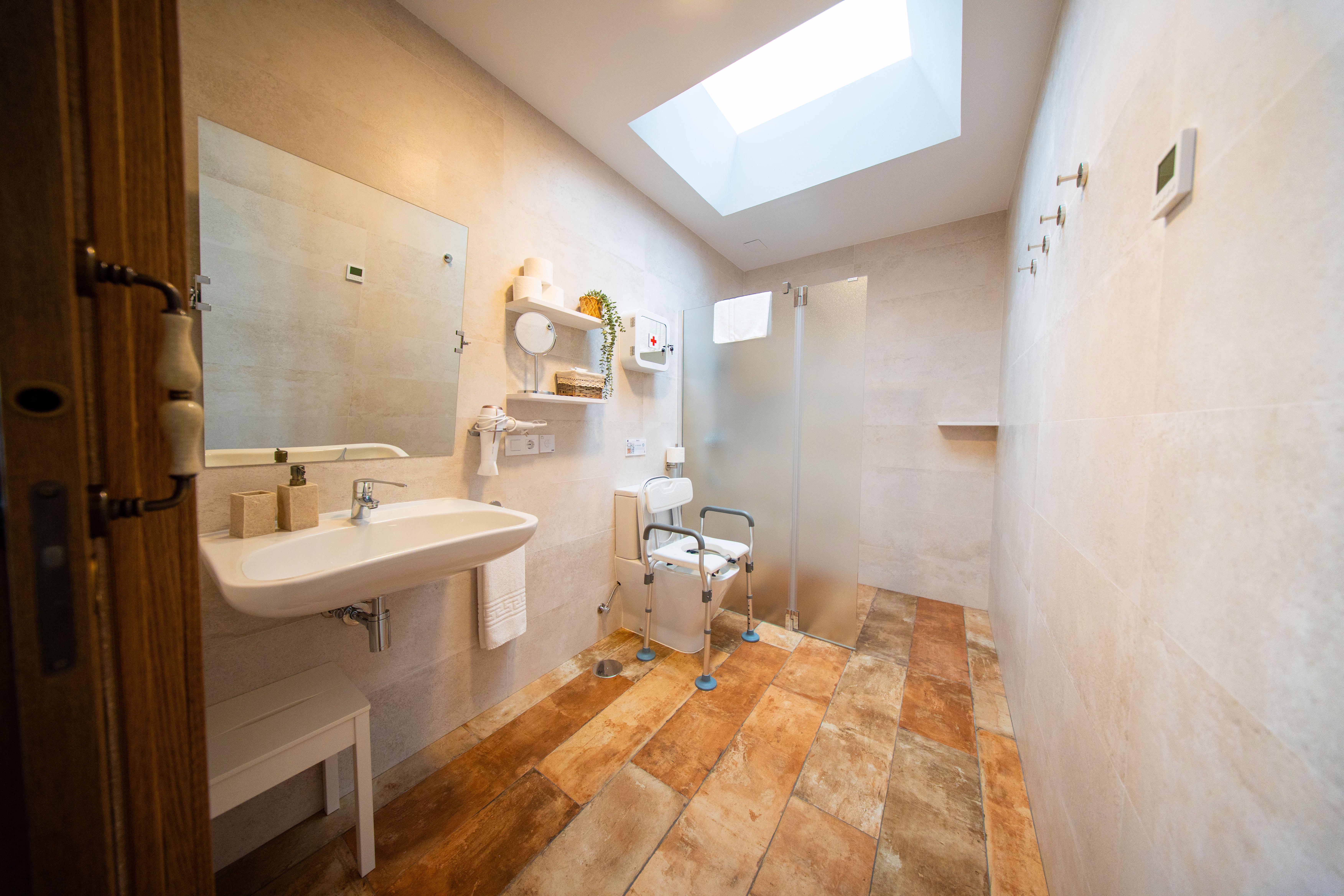 LAVATRINA II - Aseo amplio y adaptado.